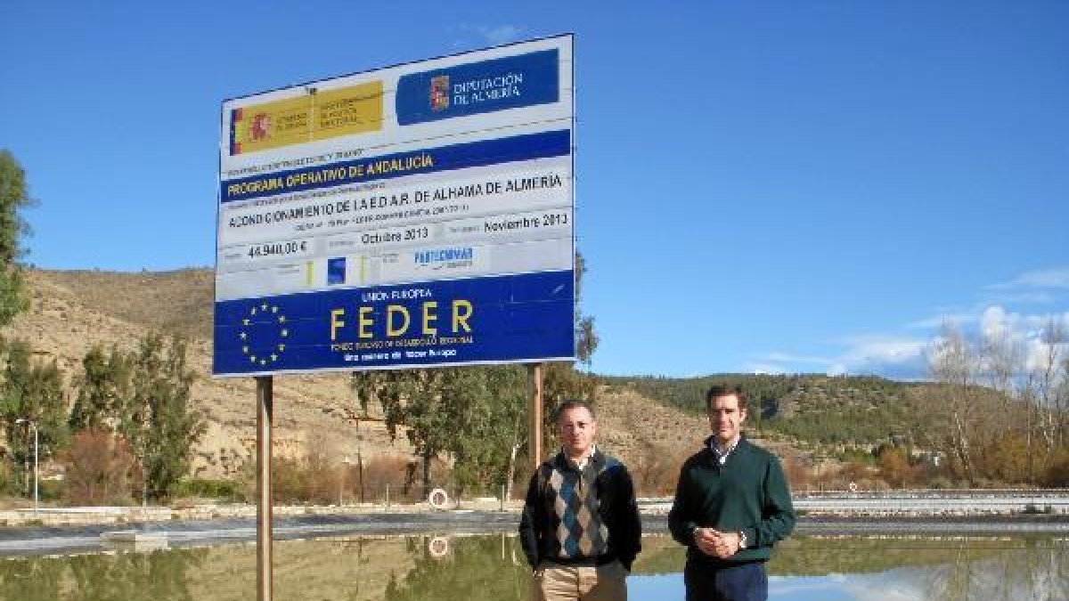 El diputado Miguel Angel Castellón y el alcalde de Alhama, Cristóbal Rodríguez.tyle>.apqj{