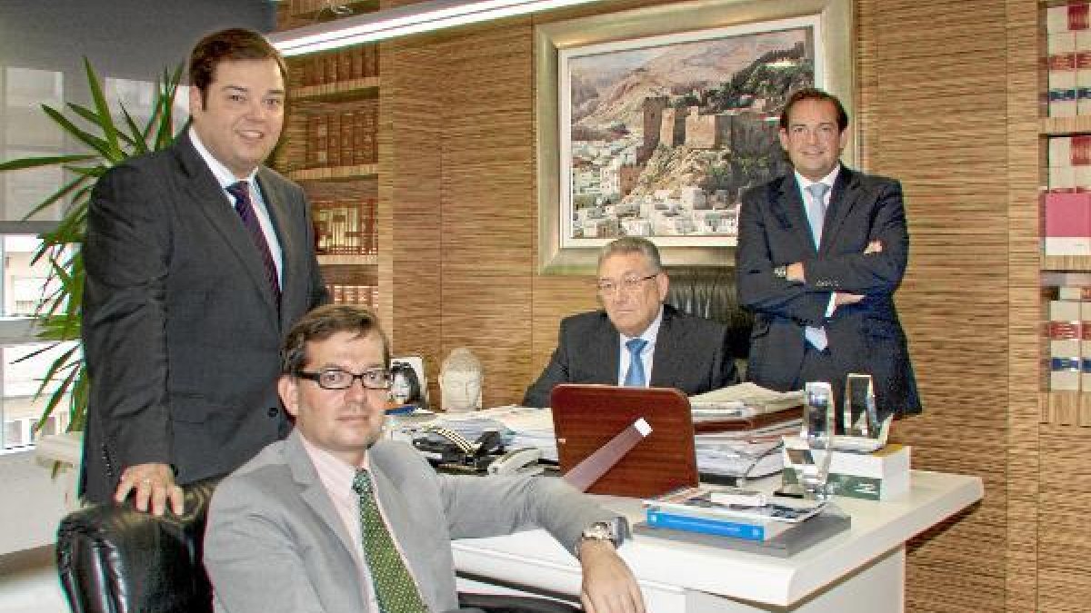 Miguel ángel Álvarez con sus tres hijos que se encuentran al frente de Deasfilcotyle>.apqj