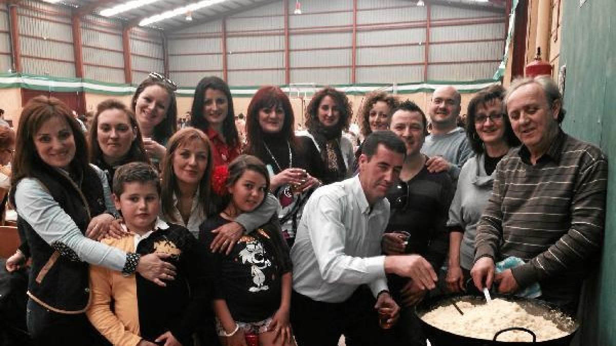 grupo de amigos y familiares de Cantoria durante la elaboración de las migas, dentro de la celebraci