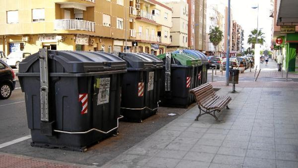 Contenedores de residuos sólidos urbanos ubicados en una calle de El Zapillo en la capital.