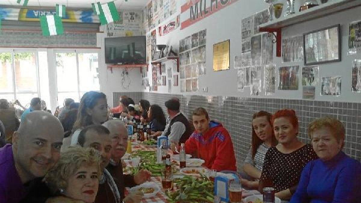 Los peñistas de Milhojas en su sedeo,