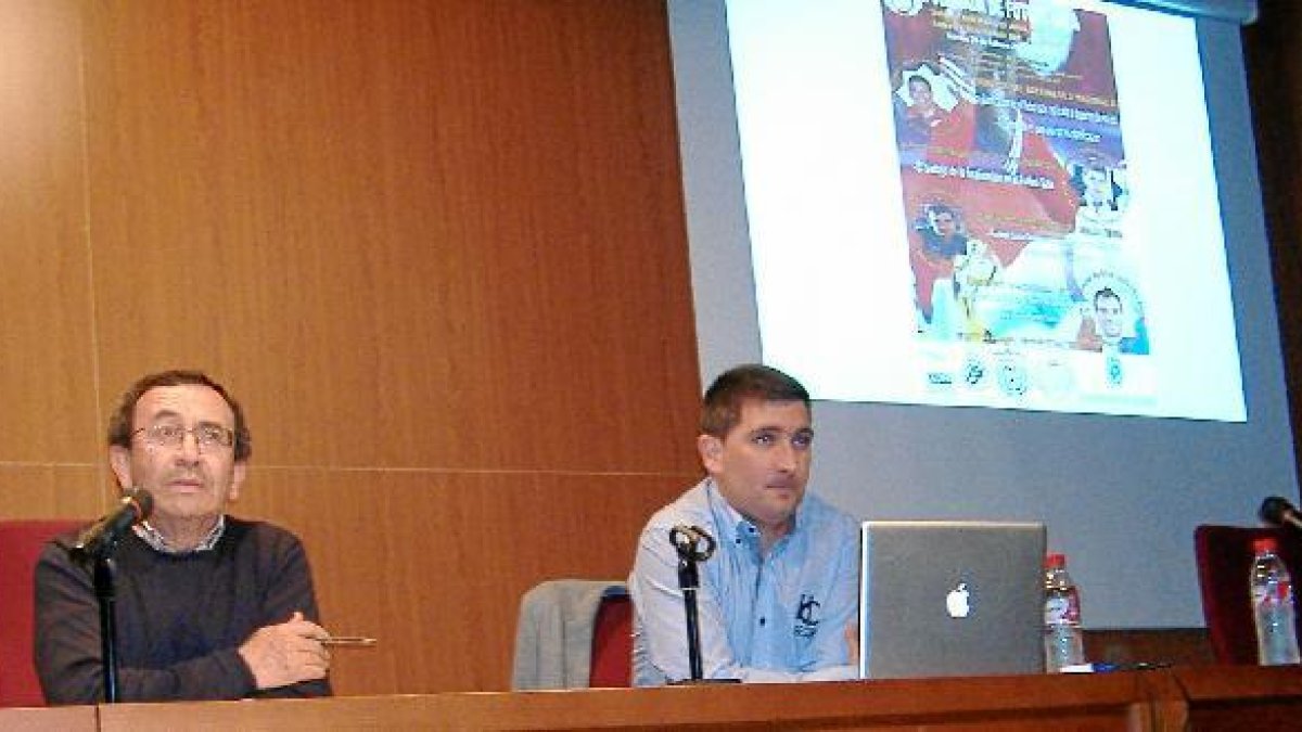 Sergio Mullor en la puesta en escena de su ponencia junto al delegado Amador Andrés.tyle>.