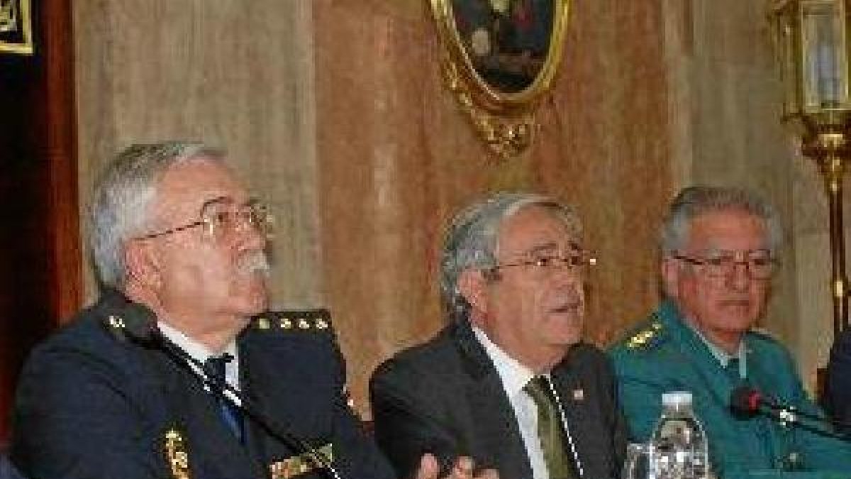 El subdelegado del gobierno, Andrés García Lorca, en el centro de la foto.tyle>.apqj{posit
