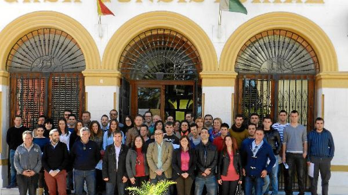 Foto en familia de los representantes políticos y de los alumnos participantes en estas dos acciones