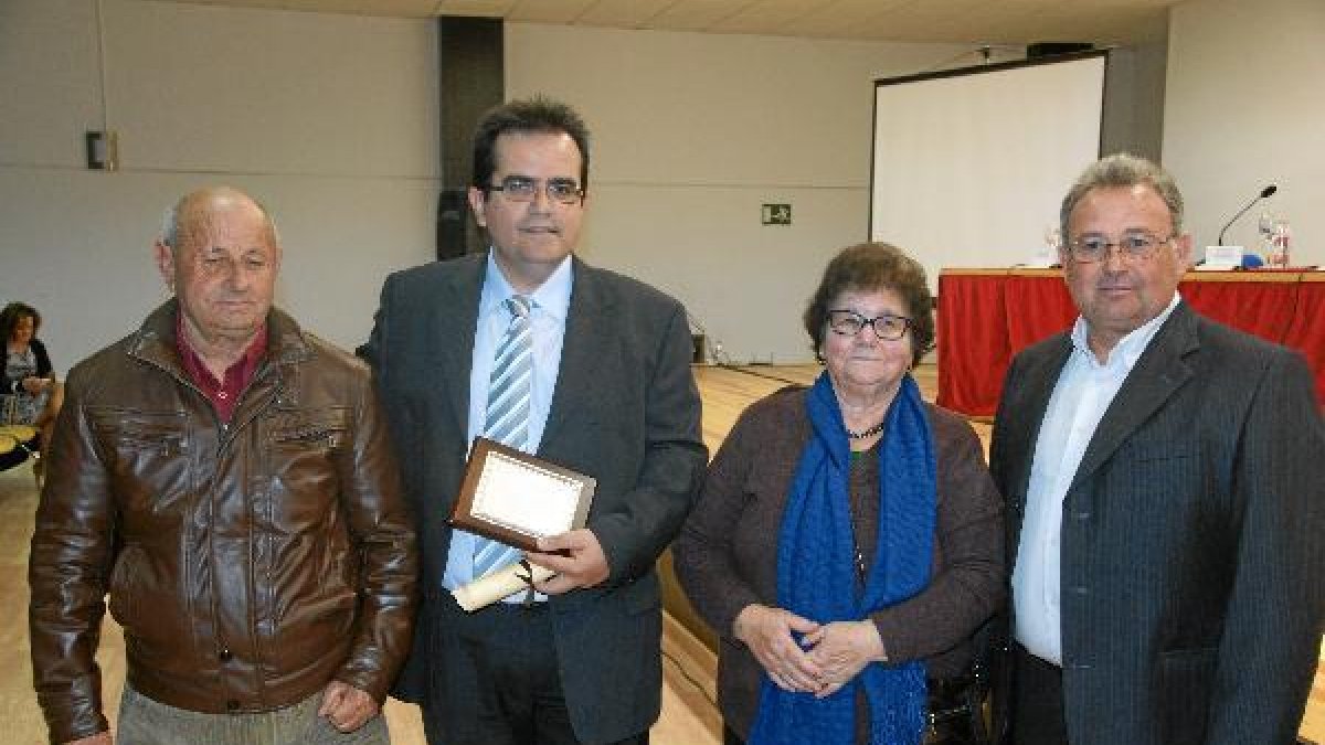 El alcalde y el concejal junto con dos de los colonos homenajeados el jueves.tyle>.apqj{po