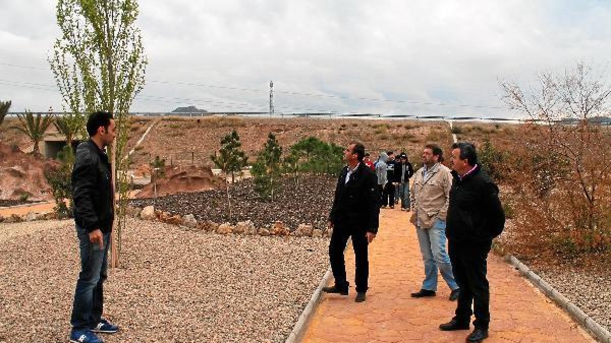 El alcalde, concejales y profesores visitan las instalaciones del Jardín Botánico.tyle>.ap