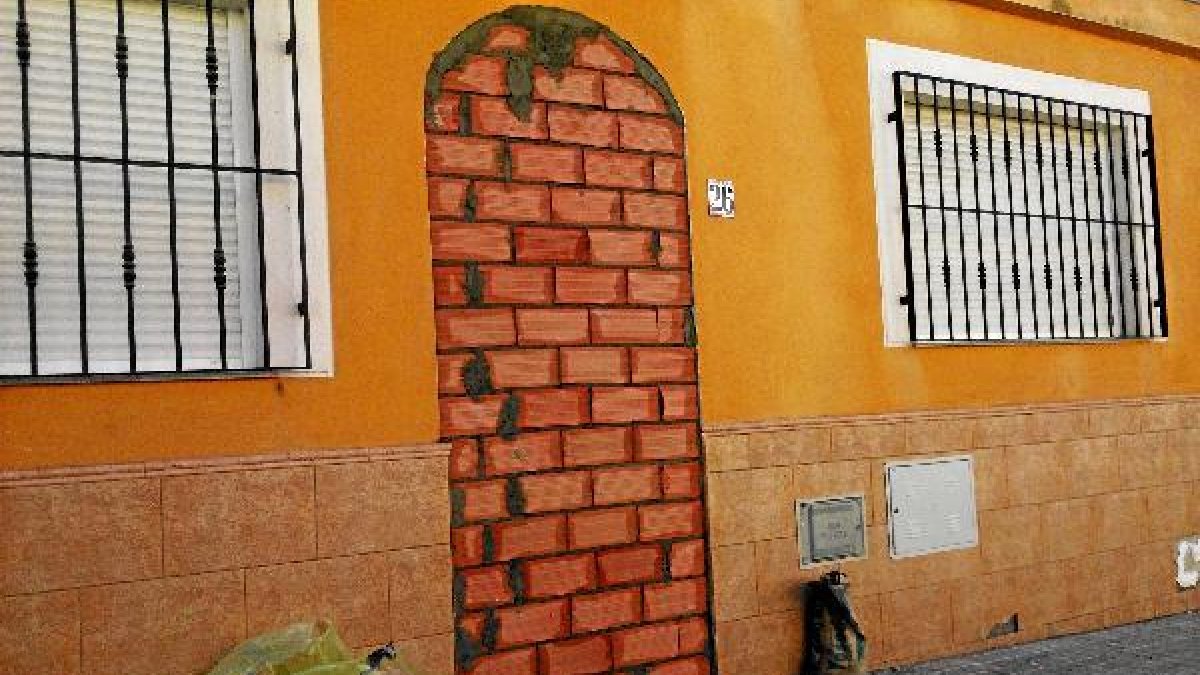 Una de las puertas  de una de las viviendas tapiada.e;clip:rect