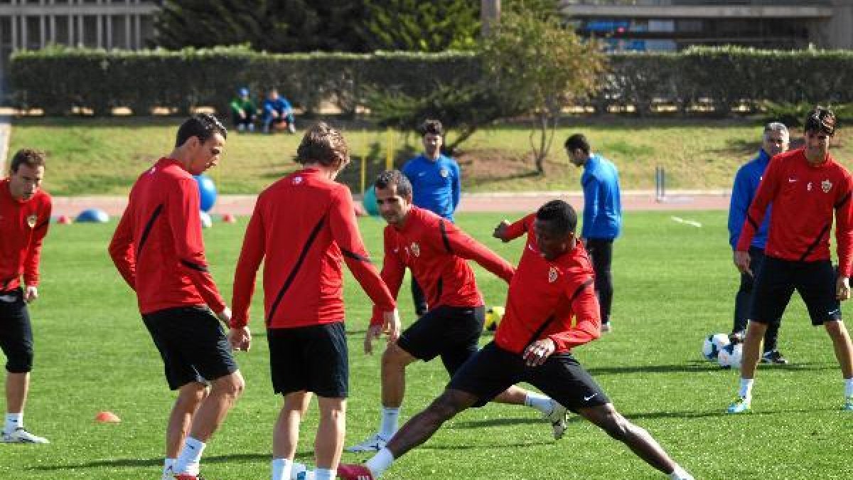 Jonathan y Verza intentan recuperar el balón.x,