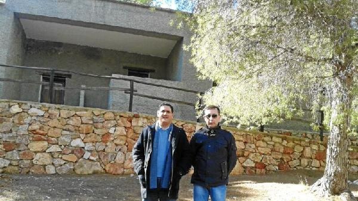 El alcalde y el técnico de Turismo ante una de las casas de Alcora.tyle>.apqj{position:abs