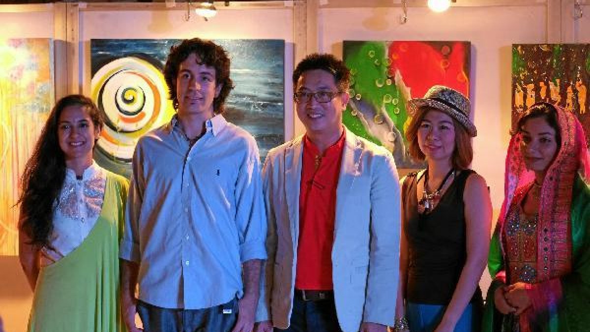 Cano, segundo por la izquierda, en la puesta de largo de unos de sus proyectos en Bangkok.