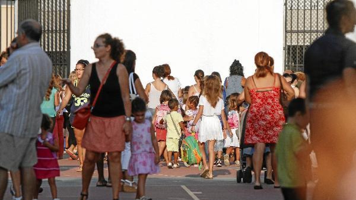Alumnos y familiares en uno de los centros escolares de la capital.tyle>.apqj{position:abs