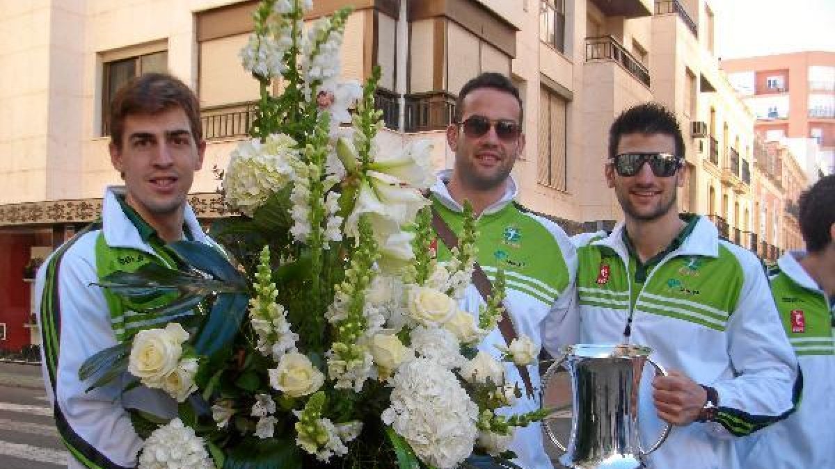 Los capitanes con flores para la Virgen del Mar.e;clip:rect(469