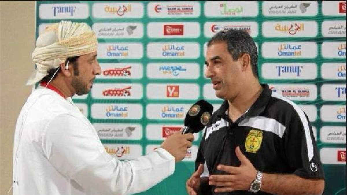 En Omán es una estrella mediática y se prodiga dando charlas.e;