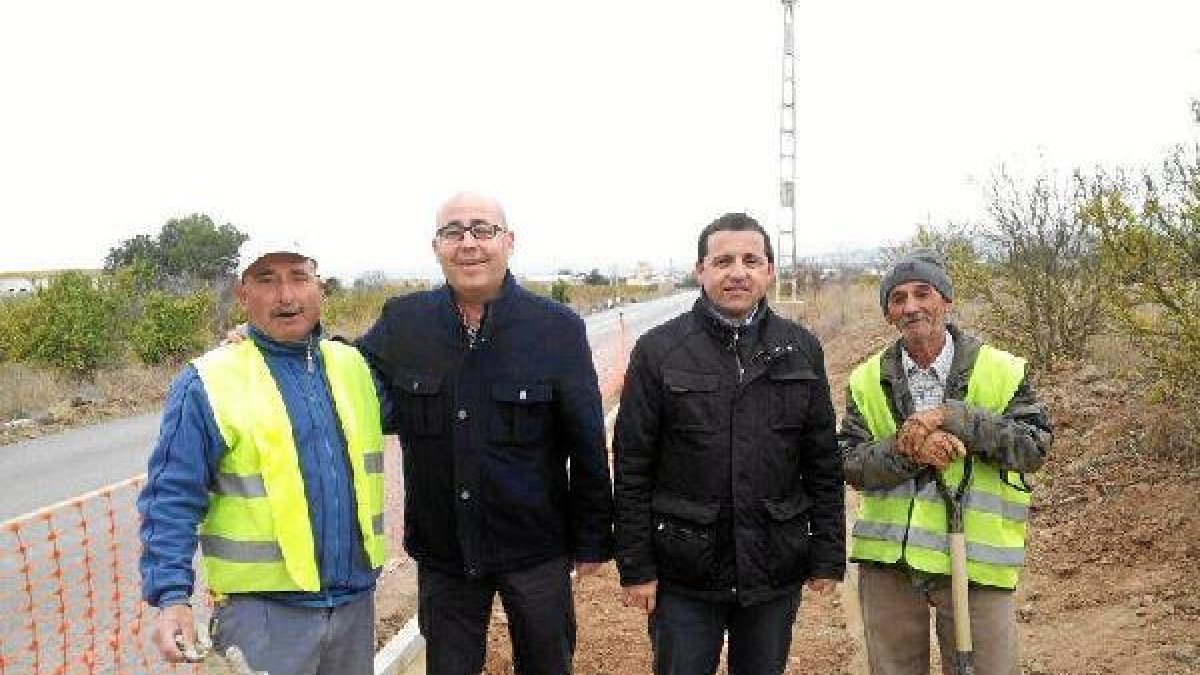 El alcalde y el diputado durante la visita a las obras que se están realizando en la barriada de San