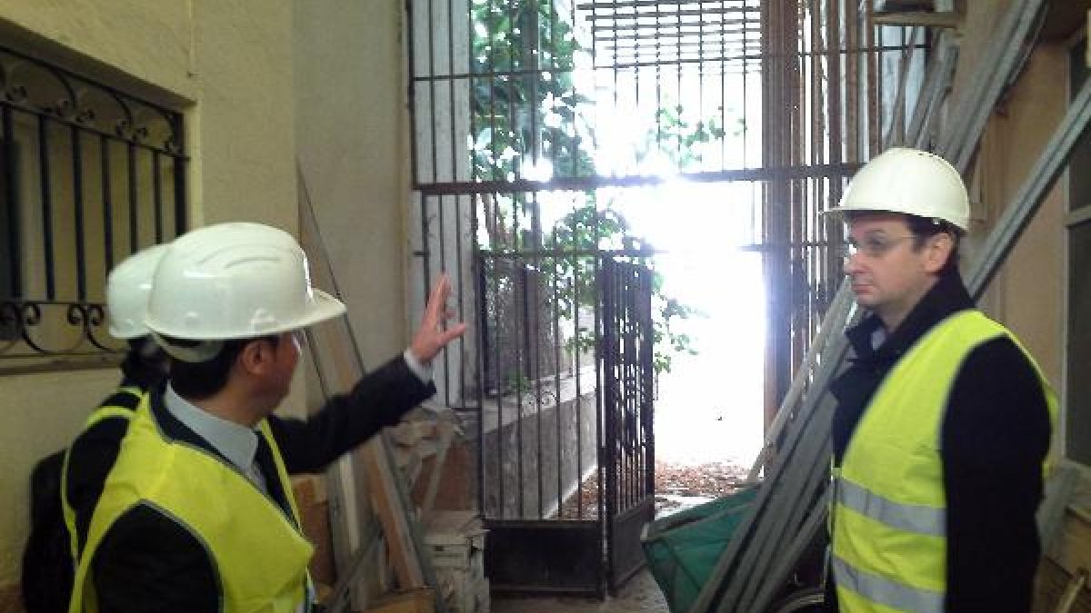Javier Aureliano García observa los puntales colocados en el Provincial para evitar el derrumbe del
