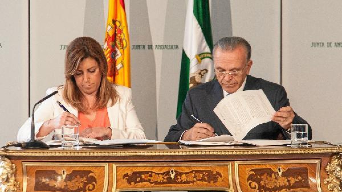 La presidenta de la Junta y el de La Caixa firman el convenioe;