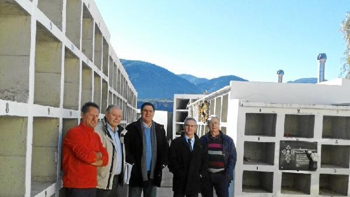 El alcalde junto a personal de la Diputación, en el cementerio.