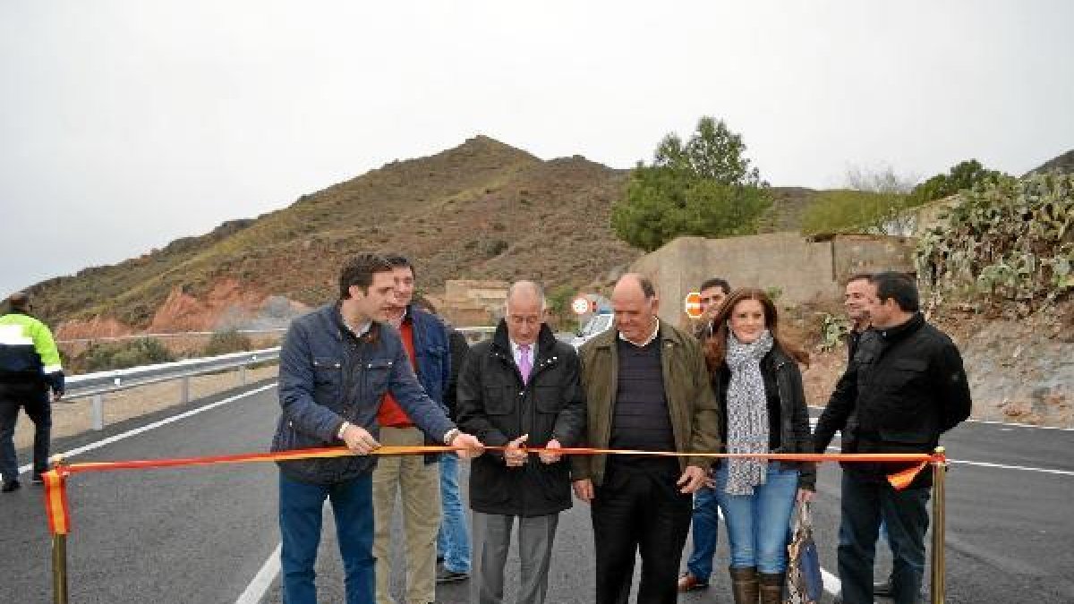 Autoridades y técnicos de Diputación durante el corte de la cinta del tramo inaugurado ayer.