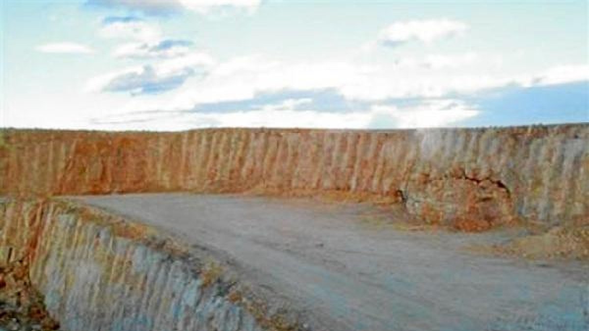 Imagen de una cantera y, al fondo, una cueva dañada.e;clip:rect