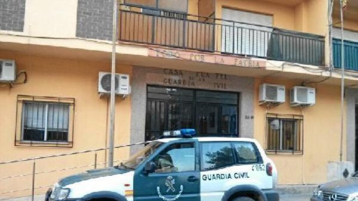 Cuartel de la Guardia Civil de Albox, donde fueron trasladados los detenidos.tyle>.apqj{po