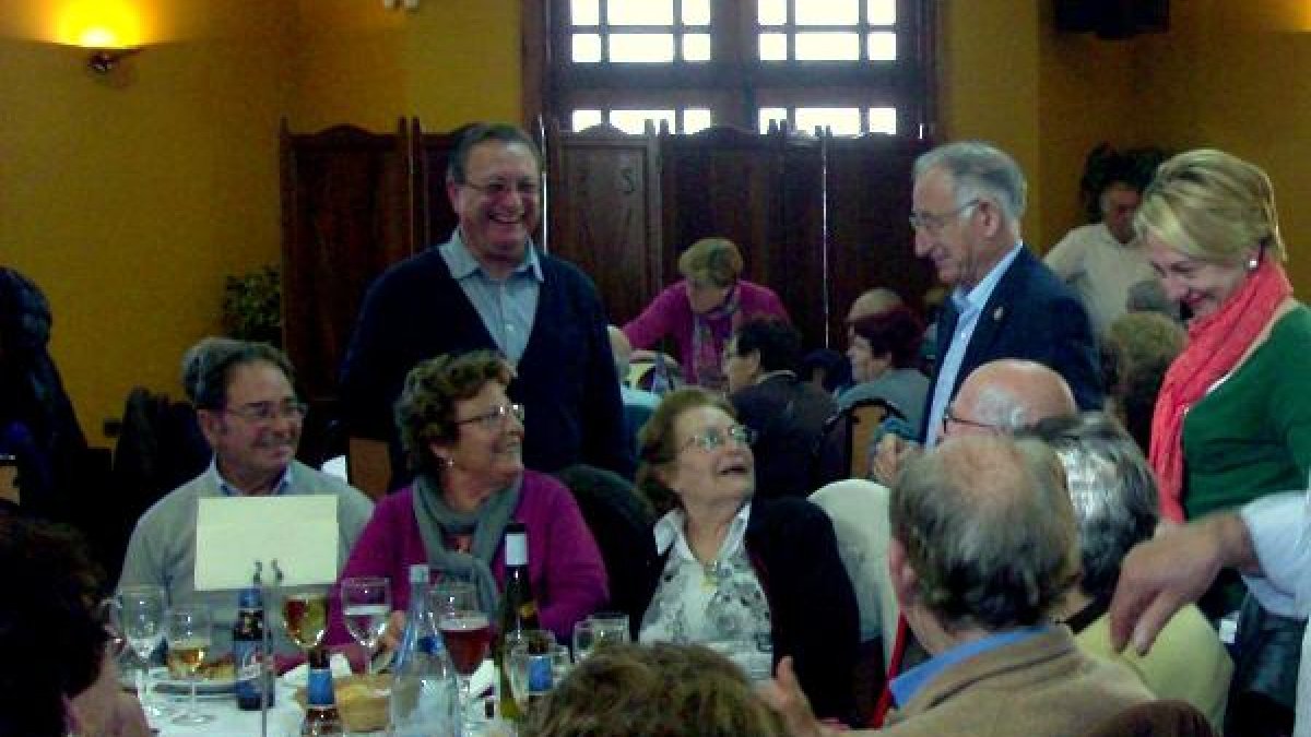 El alcalde y varios ediles estuvieron con los mayores.e;clip:re