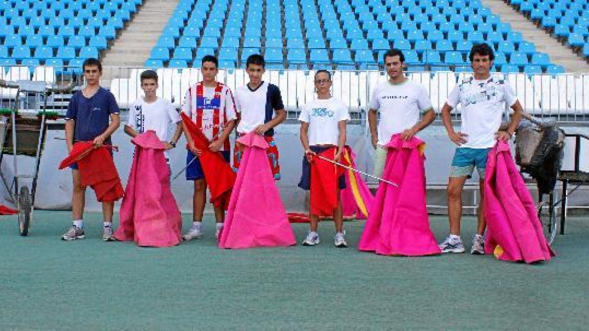 Los Maestros Ruiz Manuel y El César con alumnos de la Escuela Taurina en el Estadio Mediterráneo