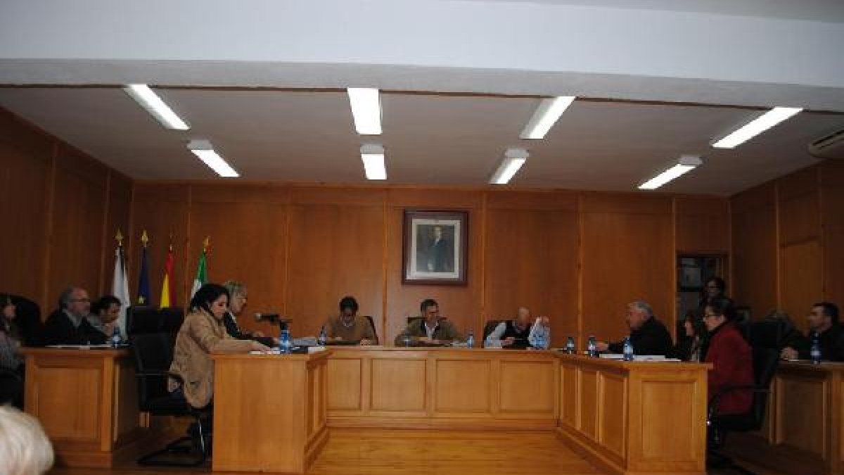 Pleno ordinario celebrado en el ayuntamiento de Olula del Río el pasado jueves.tyle>.apqj{