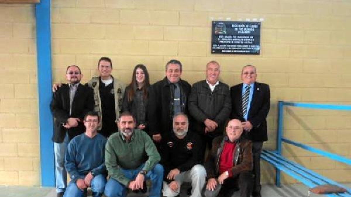 La nueva directiva posa junto al galardonado y la placa que acredita su dedicación.tyle>.a