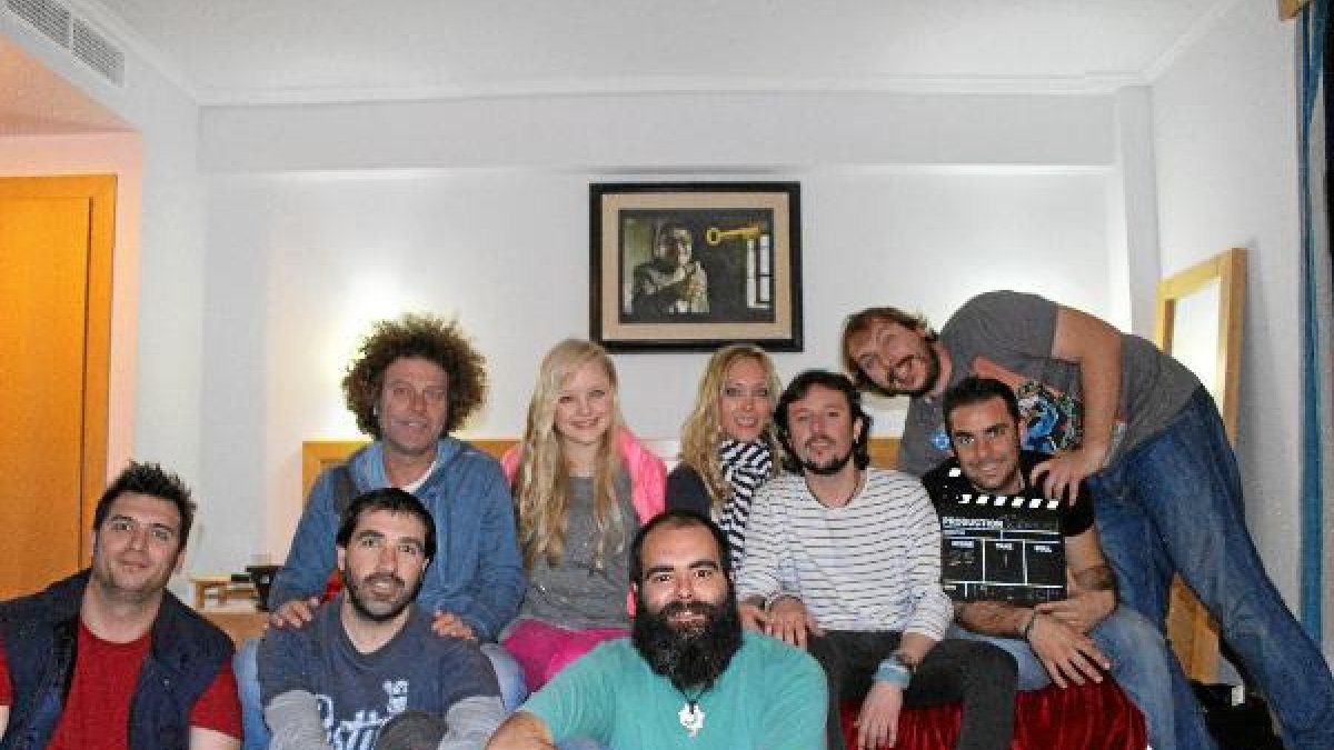 Los miembros de el Lunático, junto a los de la productora que ha grabado el videocliptyle>