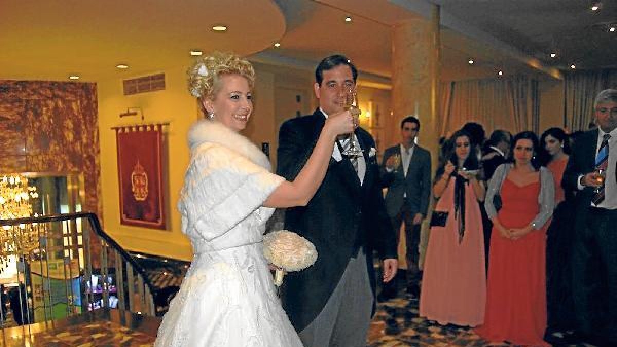 Los novios brindan por su felicidad ante sus invitadose;clip:re