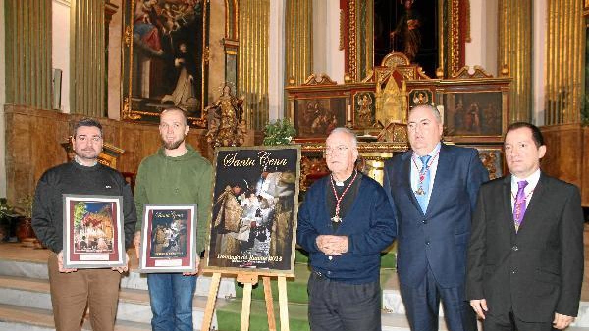 Cartel flanqueado por el autor y el consiliario de la Hermandad.tyle>.apqj{position:absolu