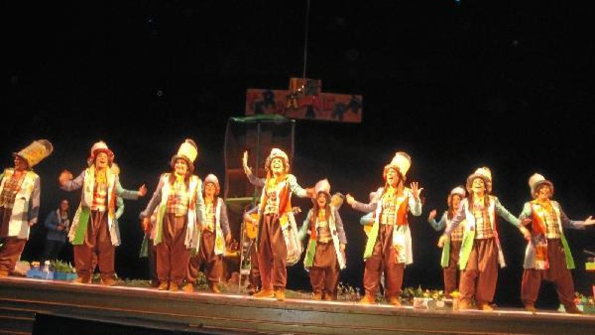 La comparsa de las niñas ‘La Yerbatera’ participó en la primera semifinal del Concurso de Carnaval p