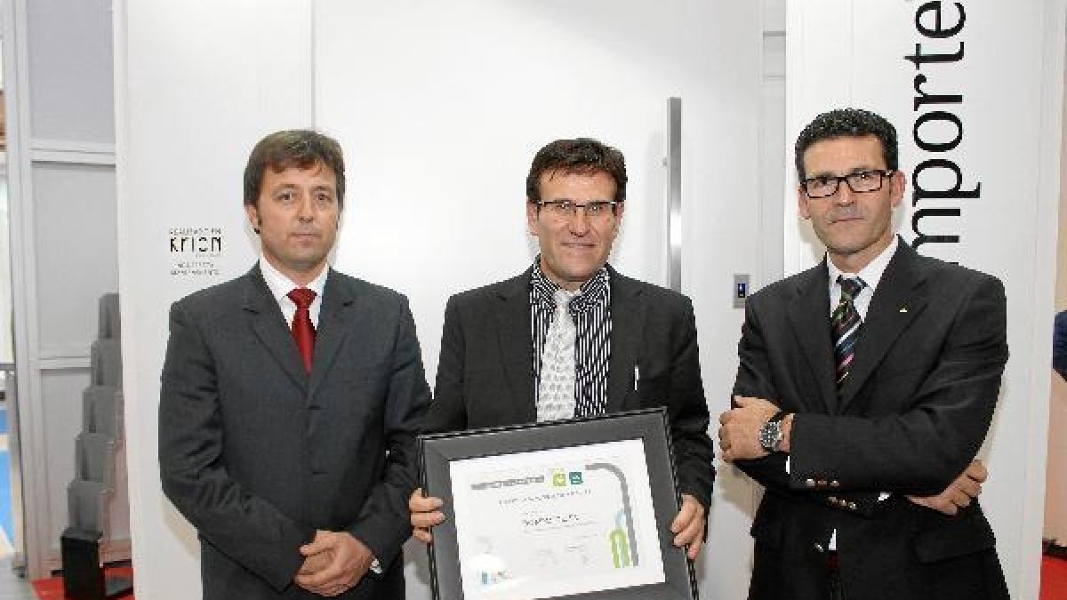 Manuel Domínguez con el diploma que acredita el premio obtenido por Domporte.tyle>.apqj{p