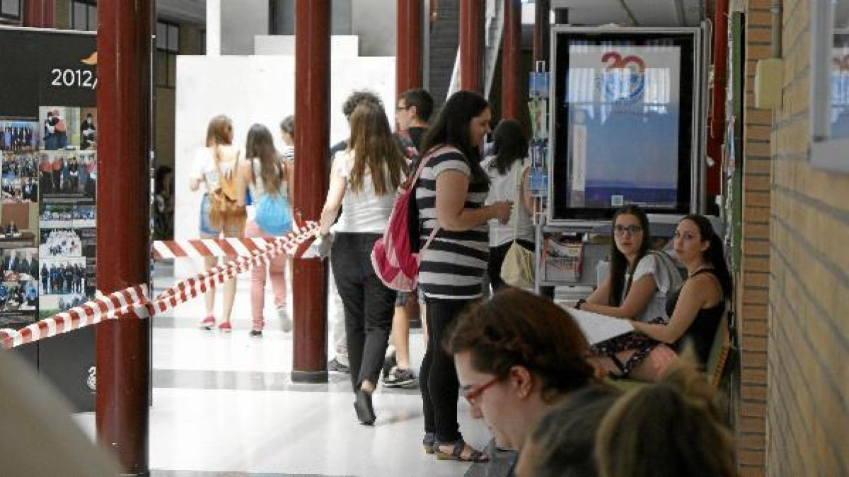 Estudiantes de la Universidad de Almería en uno de los aularios.tyle>.apqj{position:absol