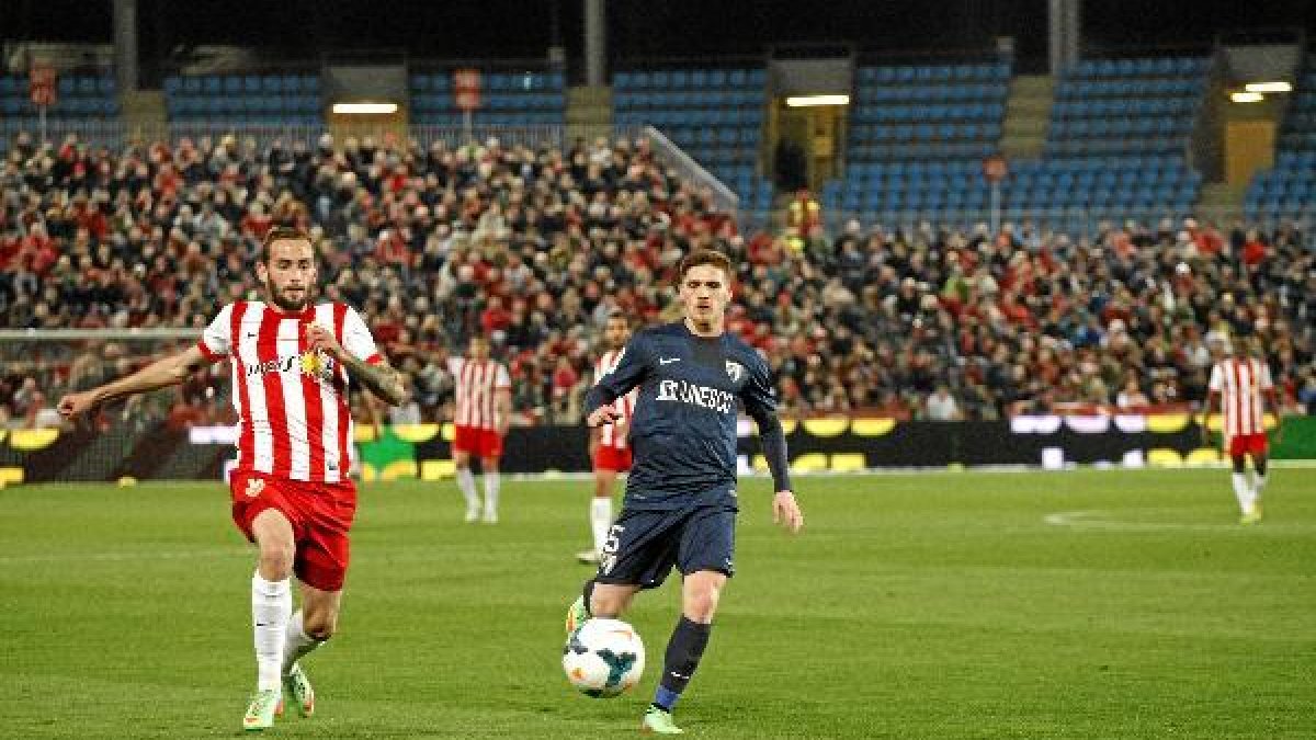 Aleix Vidal en una jugada del Almería-Málagax,a