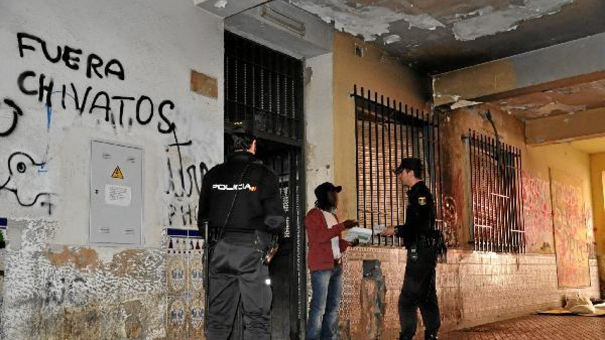 Controles de la Policía Nacional en El Ejido y departamento de Policía Científica de la Comisaría L