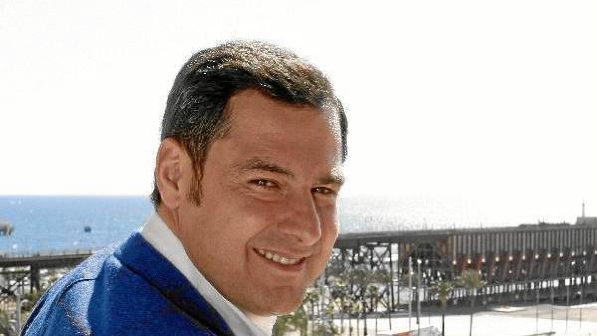 Juan Manuel Moreno Bonilla, ayer, en la terraza del Gran Hotel Almería.tyle>.apqj{position