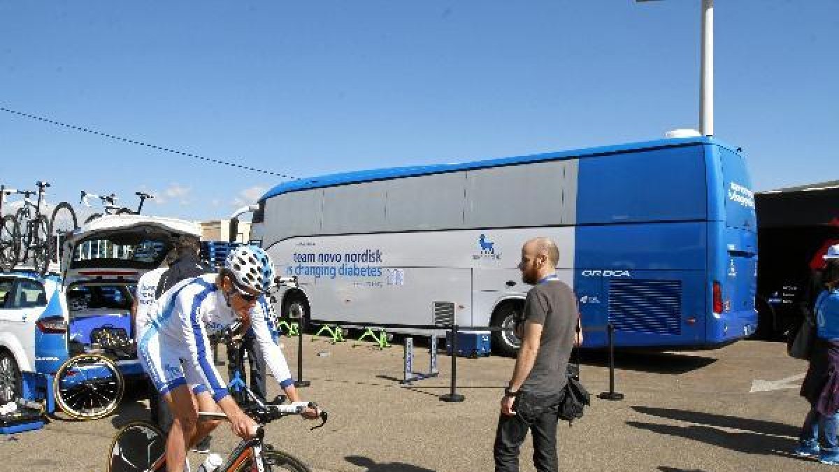 corredor diabético del equipo ciclista ‘Team Novo Nordisk’ antes de iniciar la Vuelta a Andalucía en