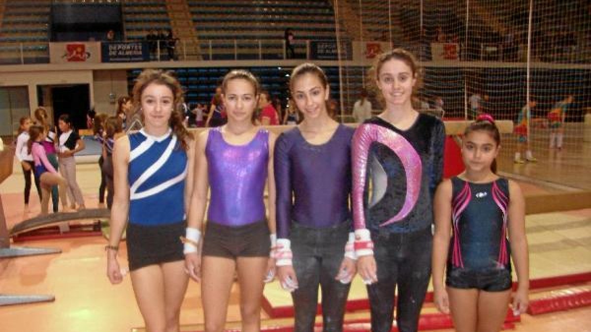 Las campeonas de gimnasia posan tras una clase.