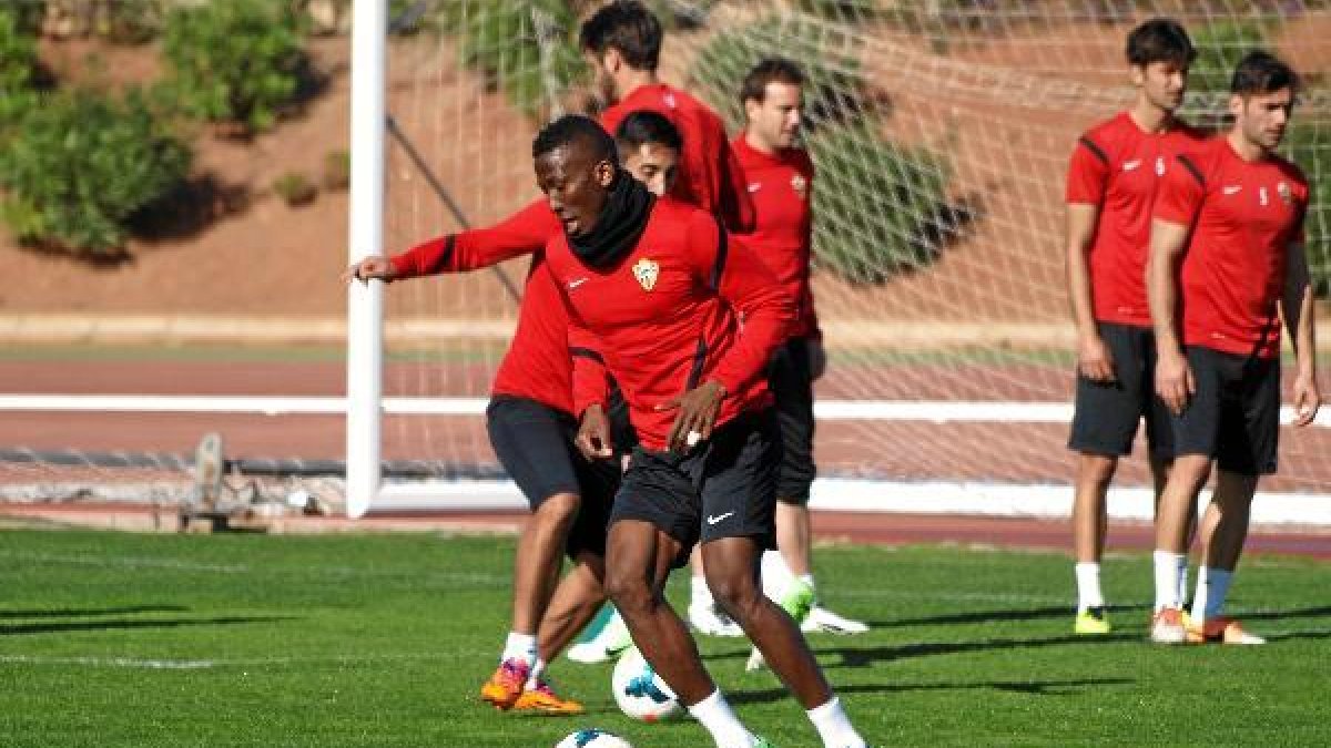 Jonathan es titular en el Almería. o,