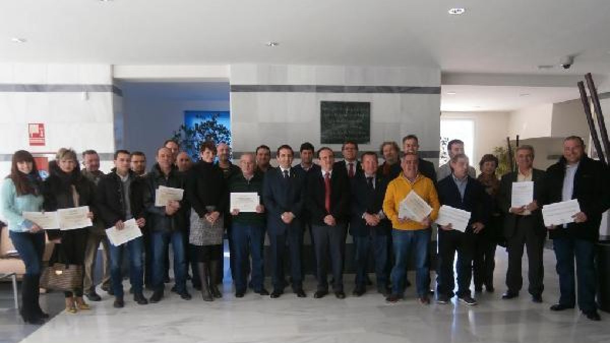 Artesanos del Almanzora muestran sus reconocimientos en una foto de familia con el consejero (en el