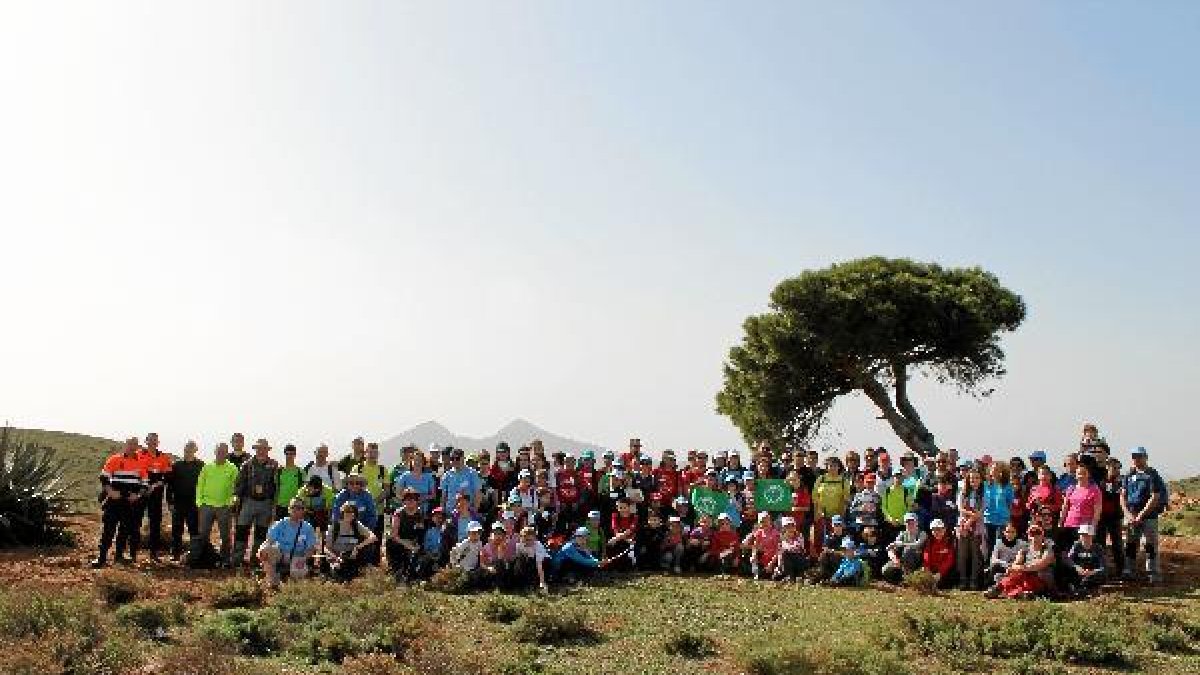 Participantes en la actividad de la Escuela de Montañismo, en un descanso. tyle>.apqj{posi