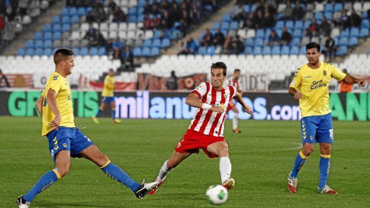 Óscar Diaz quiere ayudar con sus goles a la permanencia del Almería.tyle>.apqj{position:ab