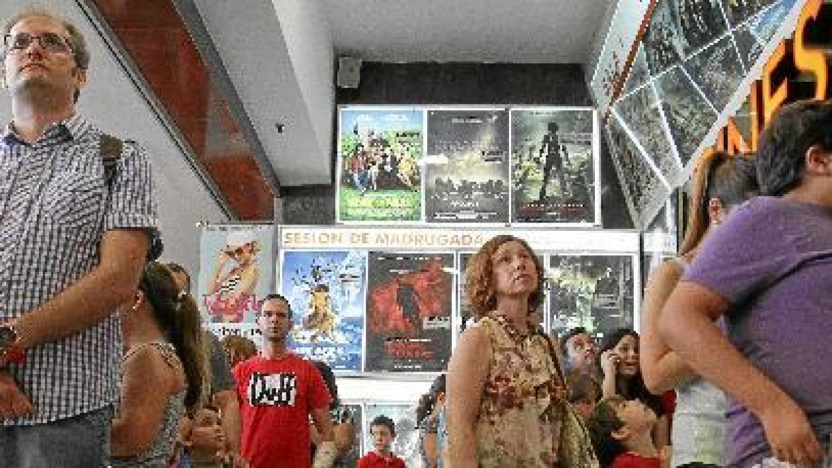 Espectadores en las taquillas de los Cines Monumental en la capital. tyle>.apqj{position:a