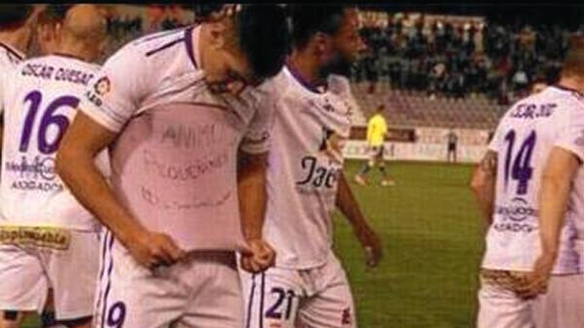 La camiseta de la polémica.o,469px);}