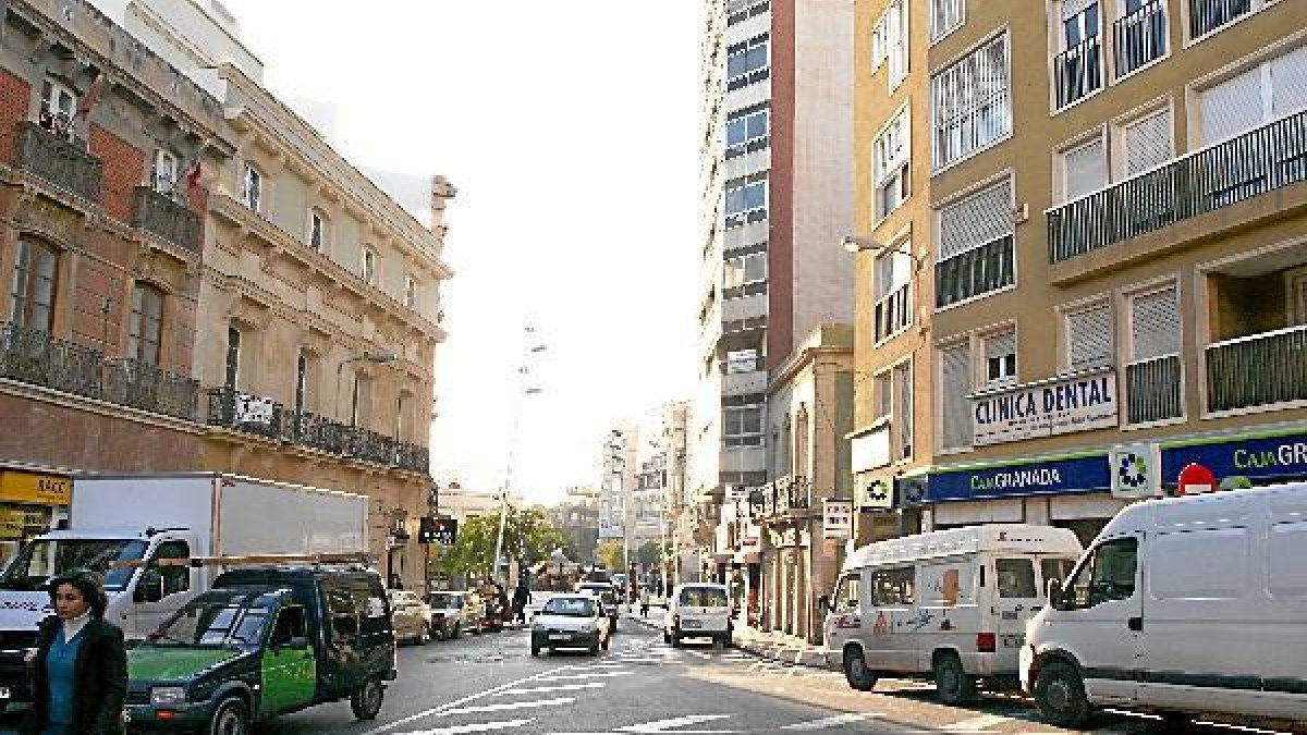 Vista de la calle Granada de Almería capital, donde fieron detenidos en 2013.tyle>.apqj{po