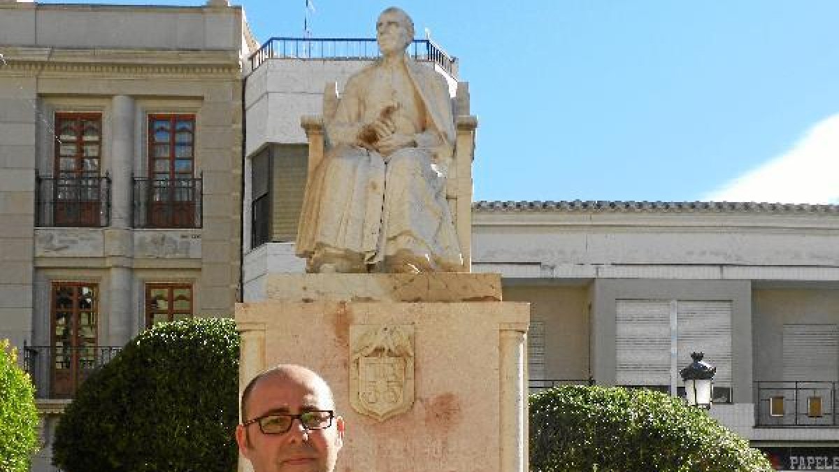 El alcalde ante la estatua del Cura Valera. x,