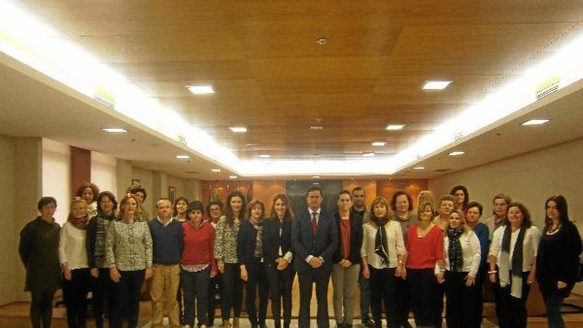 Foto en familia tras el Consejo Municipal de la Mujer.e;clip:re