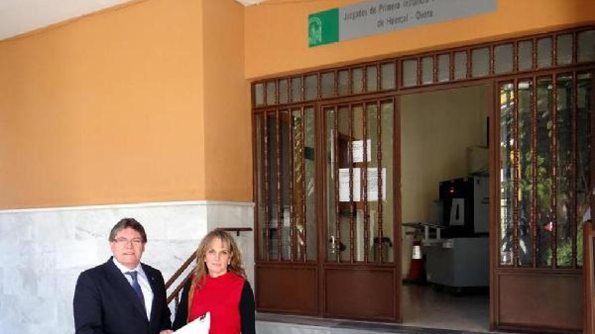 El alcalde y la asesora jurítica presentando la denuncia.e;clip