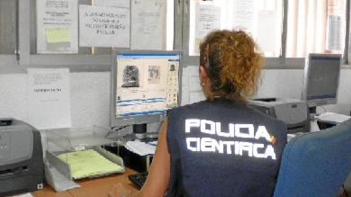 Agente de la Policía Científica haciendo su trabajo.e;clip:rect